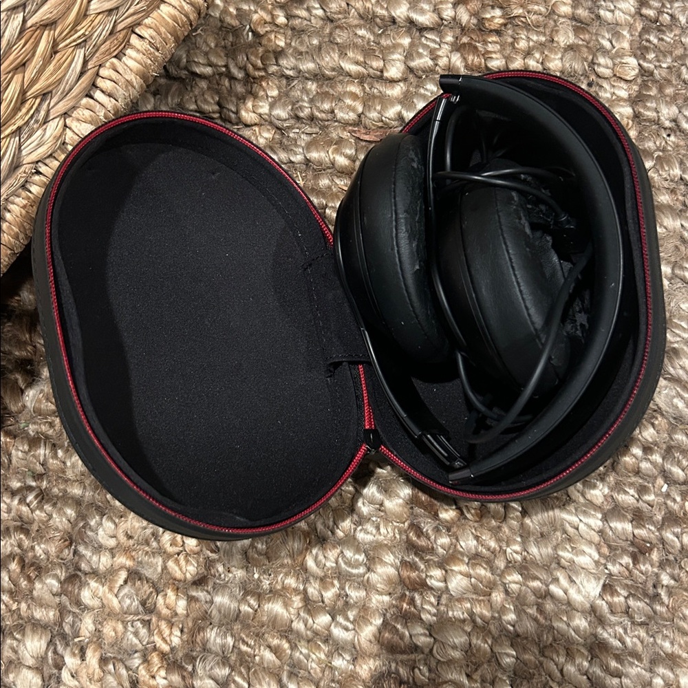 Beats Solo 3 Bluetooth Wireless Over-Ear Headphones - Picture 3 of 10